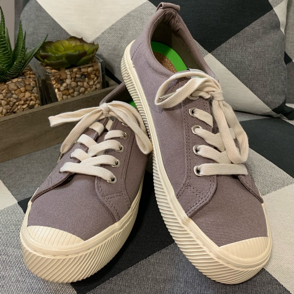 CARIUMA: LIKE NEW UNISEX GRAY CANVAS SNEAKERS IN WOMAN’S 8/MEN’S 6.5.